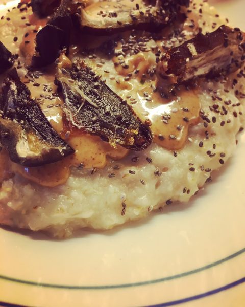 Havregrynsgröt med jordnötssmör, dadlar och chiafrön.